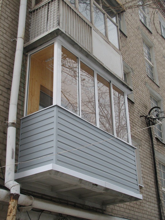 Балконы чита. Балкон хрущевка остекление. Внешняя отделка балкона. Остекление лоджий алюминиевым профилем. Остекление балкона в хрущевке.