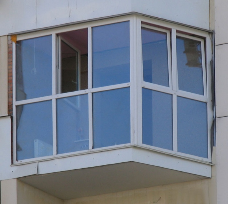 Балкон алюминиевый профиль цена. Остекление балкона алюминиевым профилем. Балкон из алюминиевого профиля. Французское остекление балкона. Остекление лоджий алюминиевым профилем.