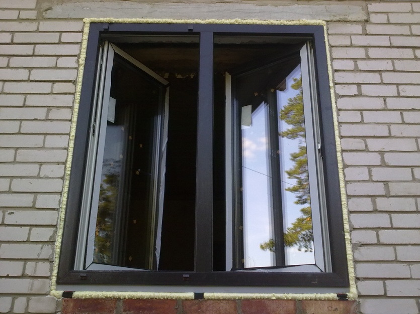 Черные окна купить. ПВХ профиль ламинация Akfa. Черные пластиковые окна. Коричневые пластиковые окна.